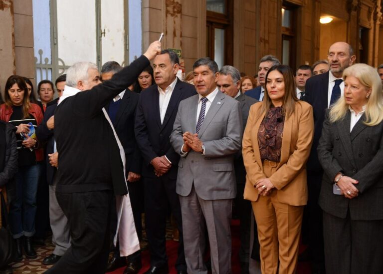Con Acevedo al frente del Ejecutivo, la Iglesia llevó su visita pastoral a Casa de Gobierno con un mensaje de unidad y solidaridad