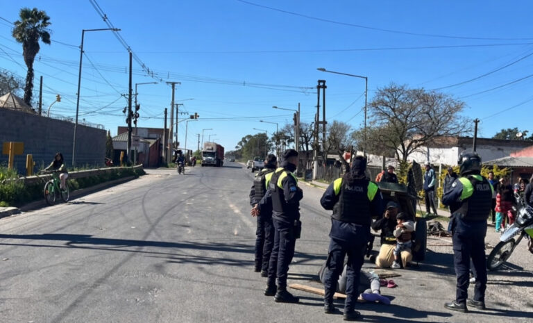 Choque en Delfín Gallo: una Toyota Hilux embistió un carro y dejó a una madre y a su hijo heridos
