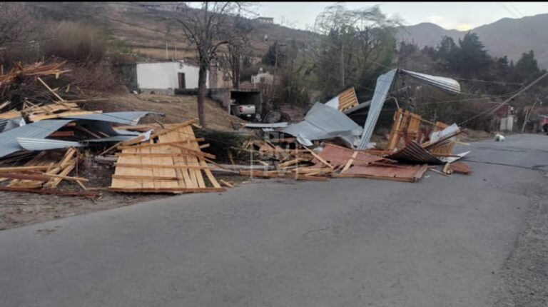El zonda causó destrozos en Tafí del Valle: volaron techos, desató incendios y obligó a activar un operativo de emergencia
