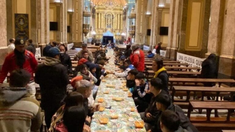 La crisis también se siente en los templos: más de un tercio de los argentinos buscó ayuda en una iglesia