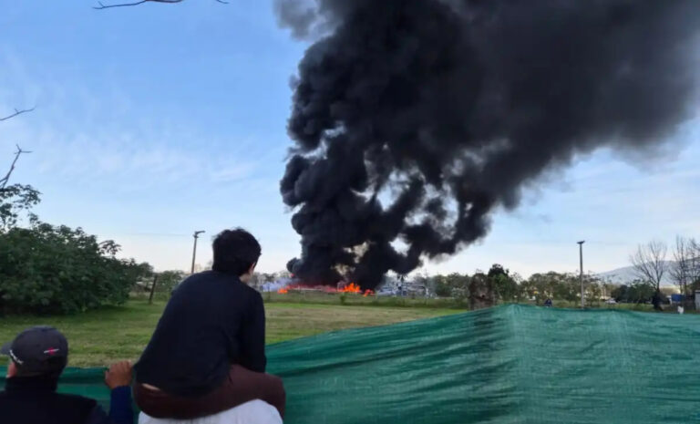 Siniestro en La Rinconada: acusan a un hombre de incendiar una camioneta y un depósito tras un fallo desfavorable