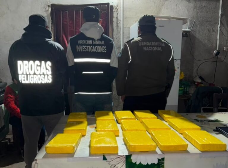 Cayó una red narco que llevaba cocaína desde Salta a Santiago del Estero: el jefe se ocultó en una finca y cayó por una infiltración