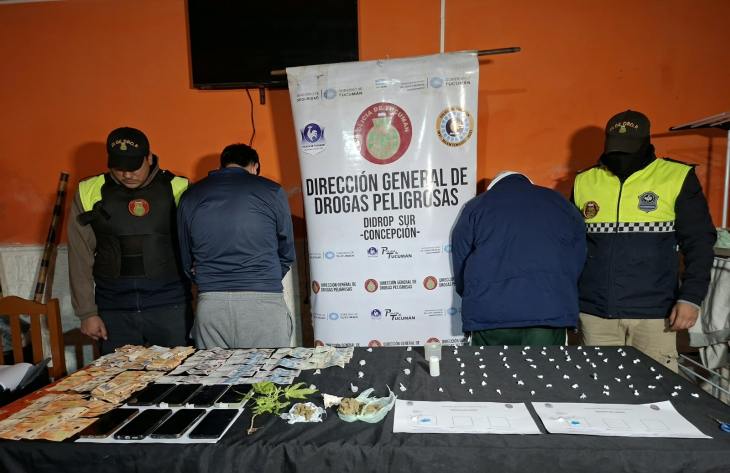 Operativo antidroga en Santa Ana: la Policía cerró tres «quioscos» de droga y detuvo a tres personas