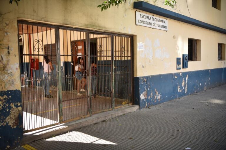 Tensión en una escuela de Tucumán: un alumno ingresó con un arma y efectuó un disparo