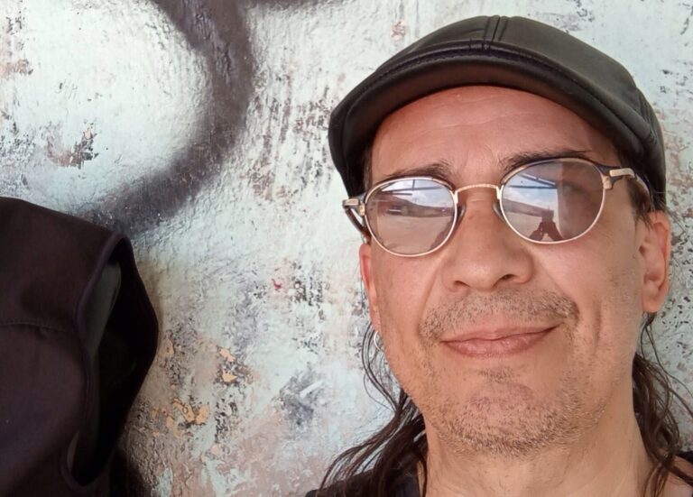 La queja del reconocido músico tucumano Leo Deza, que no consigue permiso para tocar en la calle