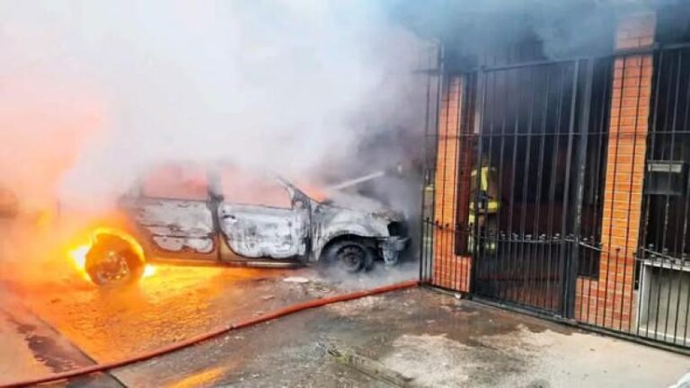 El incendio de un auto bloqueó la salida de una vivienda y Bomberos rescató a una familia