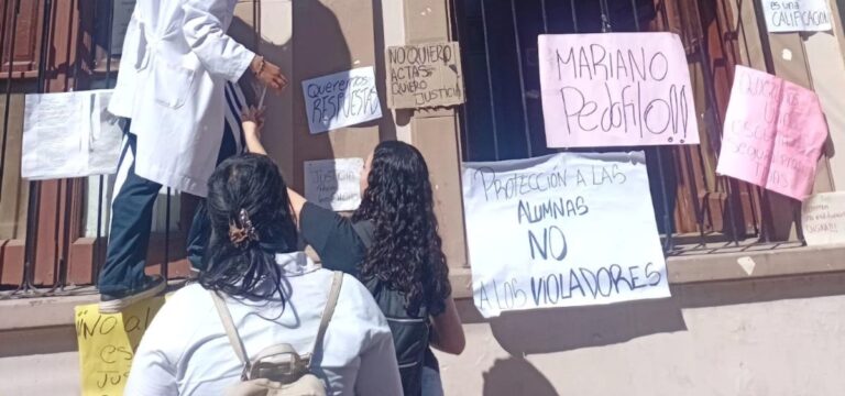 Denuncias de presunto acoso: estudiantes hicieron una sentada y reclamaron respuestas en la Escuela Dra. Alicia Moreau de Justo