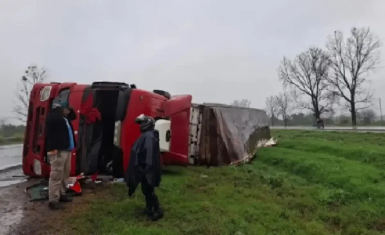 Volcó un camión en la Circunvalación y el tránsito sufrió importantes demoras cerca del Cementerio del Ángel