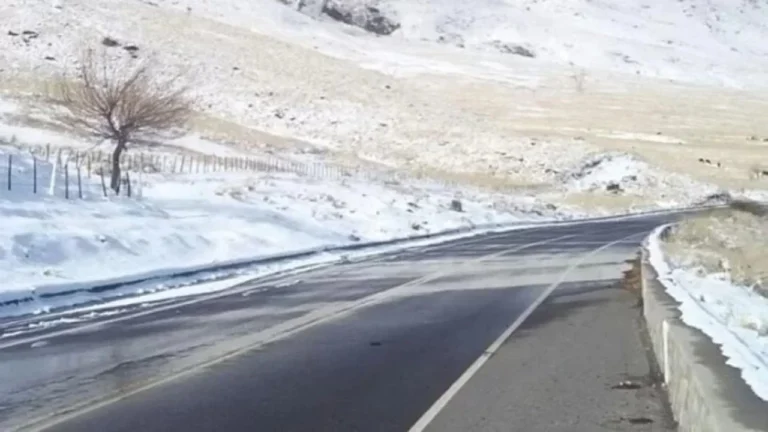 Hielo, nieve y fuertes vientos: cortaron la Ruta 307 entre Tafí del Valle y Amaicha