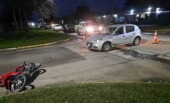 Un motociclista de 18 años sufrió graves golpes tras un choque con un auto en Alberdi - El Federalista