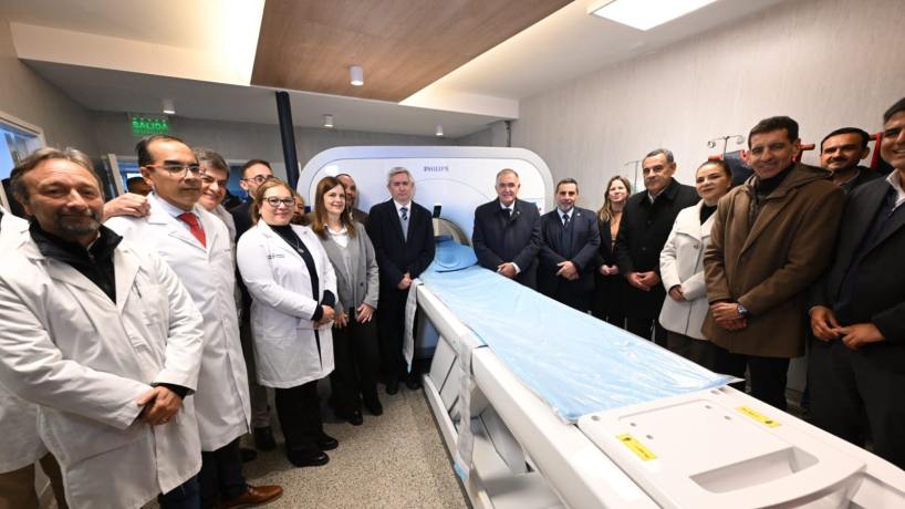Jaldo inauguró un nuevo tomógrafo en el Hospital Centro de Salud con una inversión superior a los $506