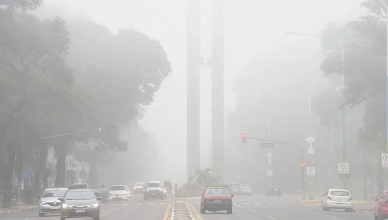 Jornada inestable en Tucumán: extrema precaución en las rutas por la niebla y la llegada de viento fuerte