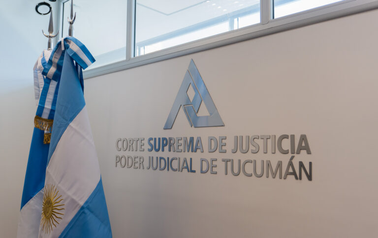 La Corte le cerró la puerta al Colegio de Abogados y dejó firme la matrícula de una ex agente judicial