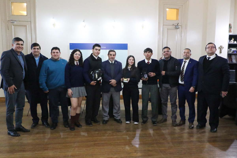 Estudiantes tucumanos crearon un guante para medir los temblores de personas con Parkinson