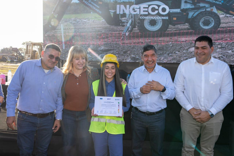 Mujeres al volante de maquinaria pesada: Tucumán capacitó a la primera camada de operarias
