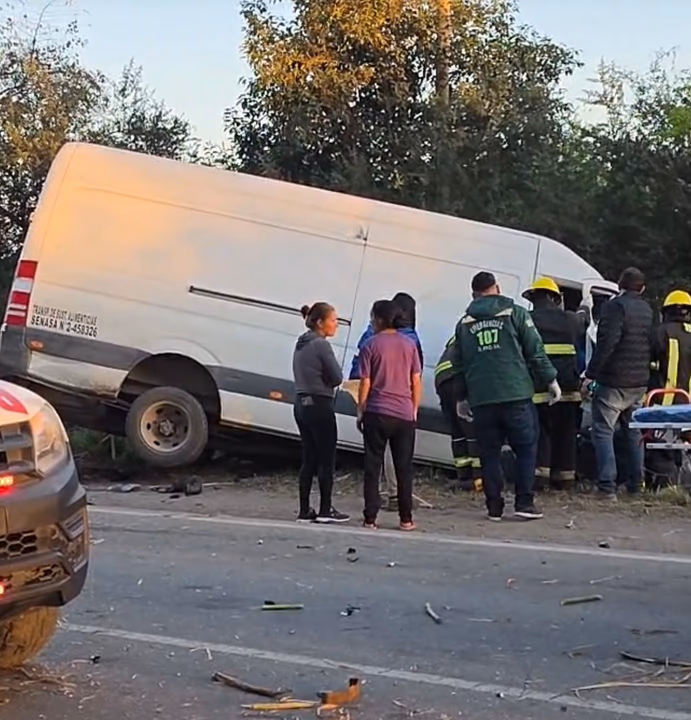 Tragedia en la ruta 308: un hombre murió tras un choque entre una camioneta, una combi y un tractor - El