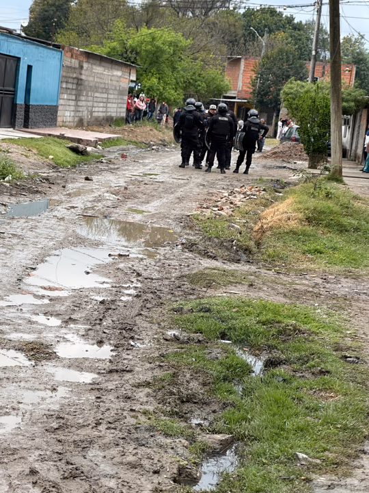 Balacera, cuchillazos y una fuga de armas: 13 aprehendidos tras una batalla campal en Los Pocitos - El