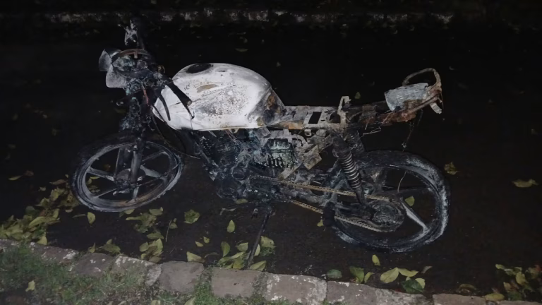 Lo detuvieron en un control y prendió fuego su propia moto en pleno centro de Tucumán