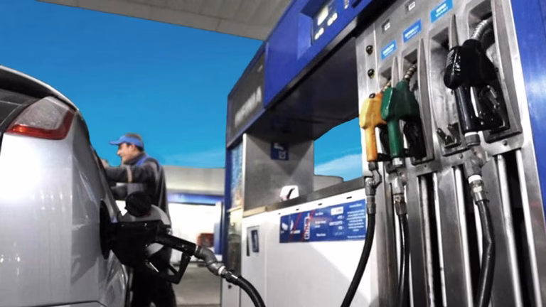 La venta de combustibles cayó 4,1% en Tucumán y el consumo mostró un cambio de composición