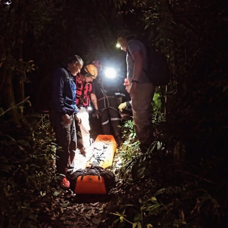 Bomberos Voluntarios de Yerba Buena y Guardaparques rescataron a una alumna accidentada en un sendero de Horco Molle