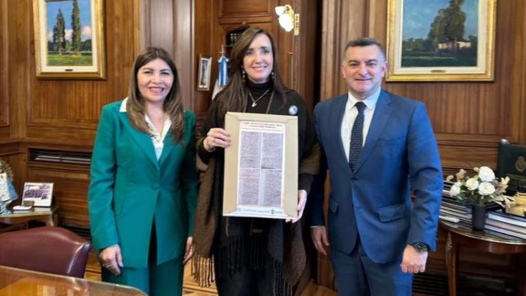 Villarruel recibió una carta de 1833 que vincula a Tucumán con la historia de Malvinas