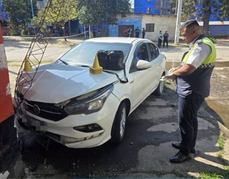 Persecución en La Bombilla: escapó de la Policía, chocó y encontraron un arma debajo del asiento