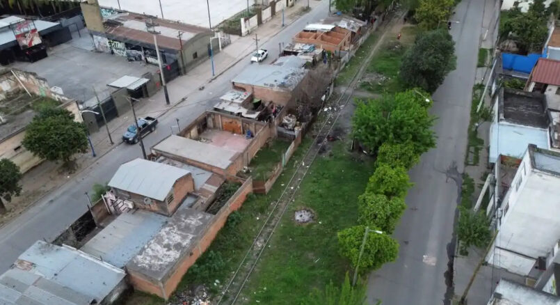 El asentamiento sobre las vías de Marco Avellaneda reabre el debate por el desarrollo urbano tras la