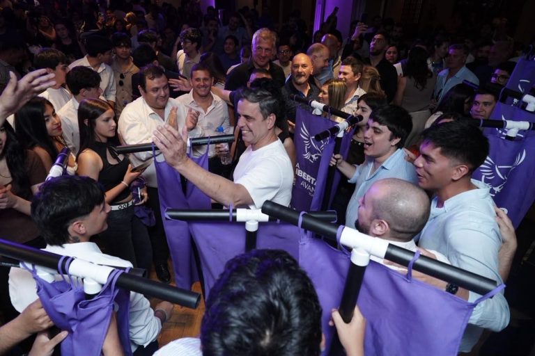 Polémica por la destrucción de una maqueta de la Legislatura de Tucumán durante un acto de La Libertad Avanza
