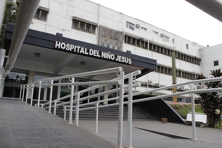 Familias de pacientes del Hospital de Niños reclaman un lugar para esperar durante las internaciones
