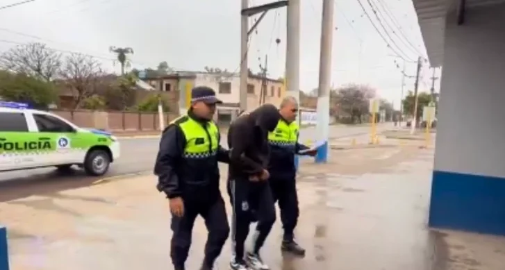 Prisión preventiva en Lastenia: Quedó detenido el menor de 17 años que intentó quemar viva a su expareja -