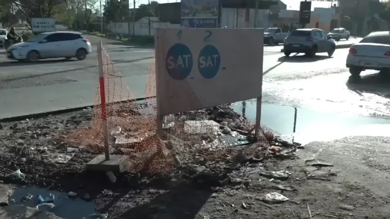 Riesgo en la avenida Francisco de Aguirre: Vecinos exigen que la SAT repare una excavación abierta desde hace cuatro años