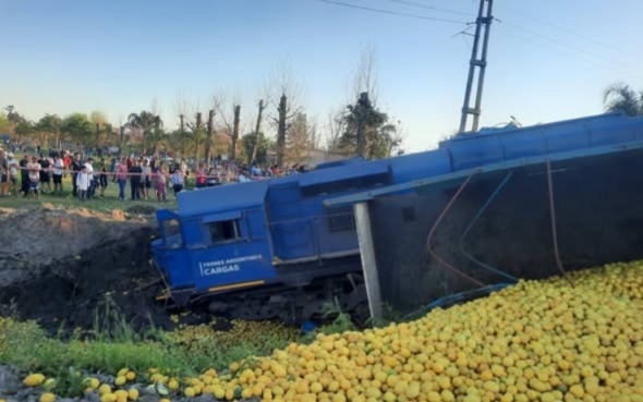 Tren y camión cargado de limones chocaron en Simoca: el camionero habría saltado antes del impacto - El