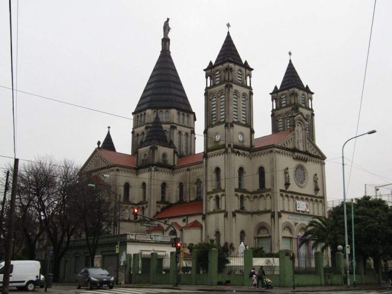 Robaron dos veces la parroquia Nuestra Señora de la Medalla Milagrosa y se llevaron hasta elementos de misa