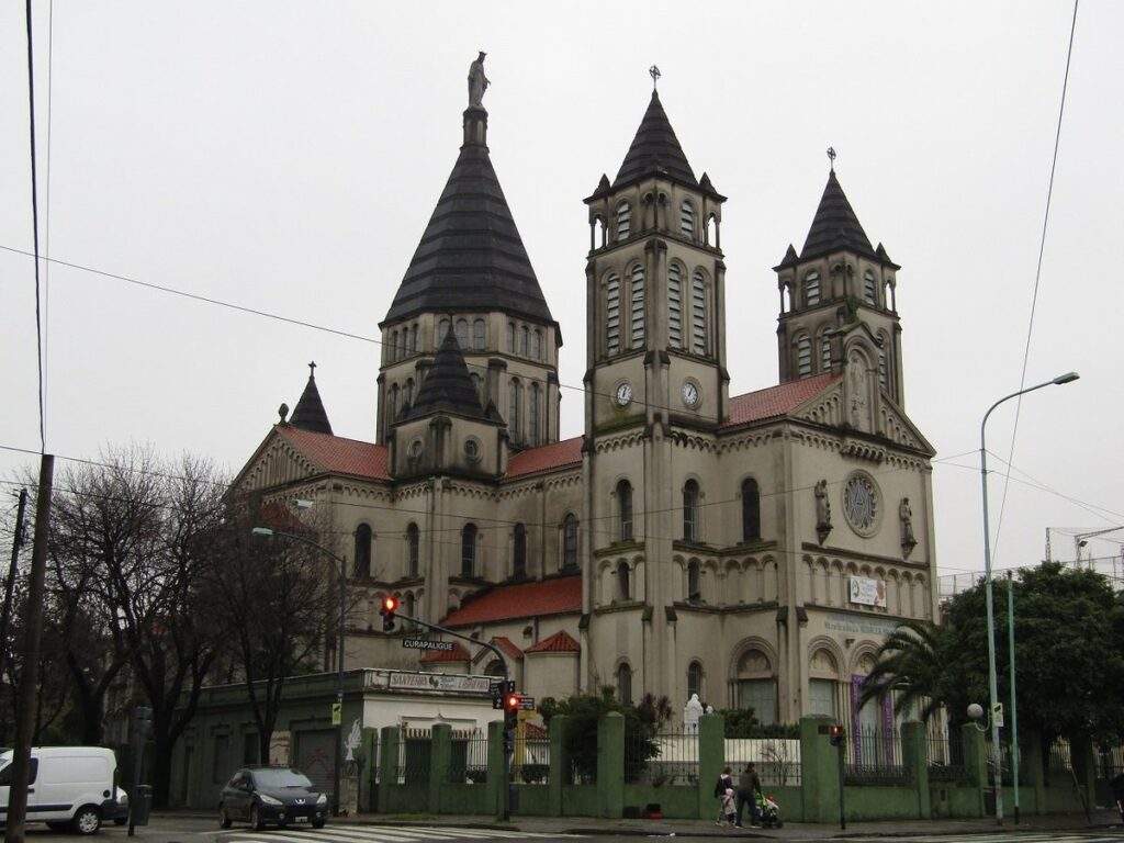 Robaron dos veces la parroquia Nuestra Señora de la Medalla Milagrosa y se llevaron hasta elementos de misa