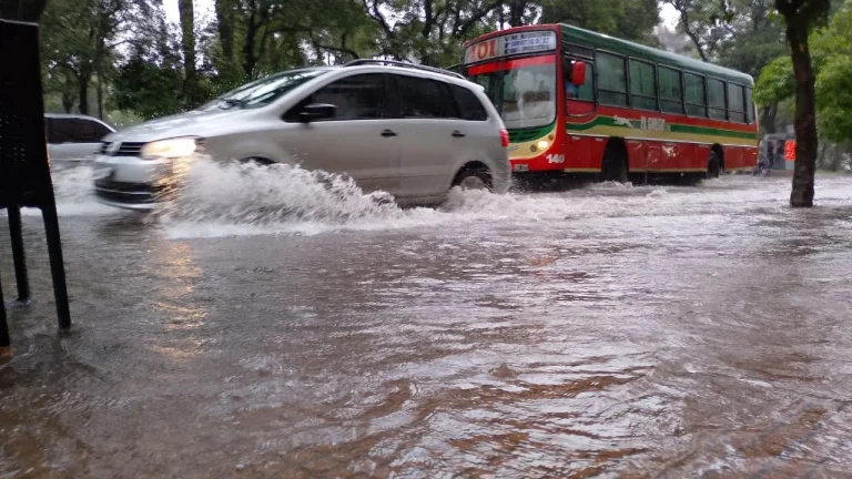 Llegó la tormenta a Tucumán: granizo, calles anegadas y ráfagas de más de 60 km/h