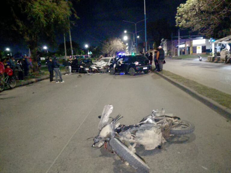 Susto y tres hospitalizados: una moto frenó de golpe y desencadenó una colisión en cadena en la avenida Ejército del Norte