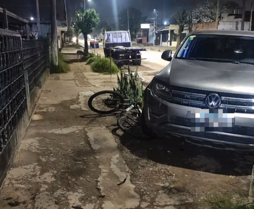 Una pelea entre dos jóvenes terminó con una camioneta contra una bicicleta, un poste y un portón - El