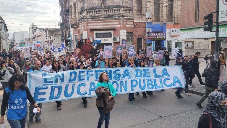 Multitudinaria marcha desde el Rectorado de la UNT hasta Plaza Independencia por la Ley de Financiamiento