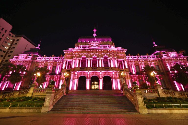 Casa de Gobierno de Tucumán iluminada de rosa el 5 de octubre de 2026