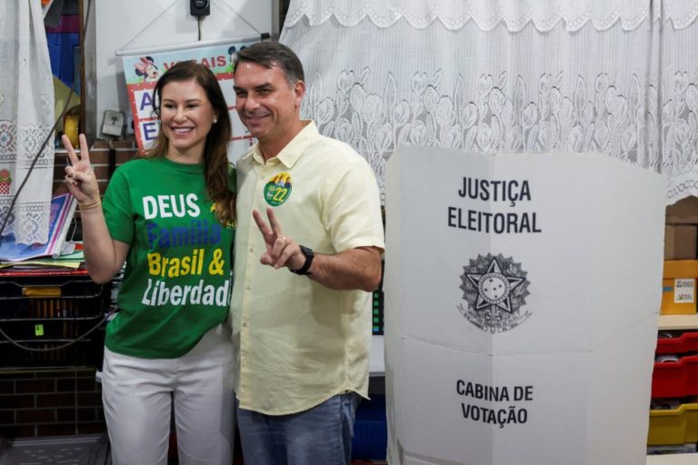 Flávio Bolsonaro gana la primera vuelta y Lula va a un balotaje cuesta arriba
