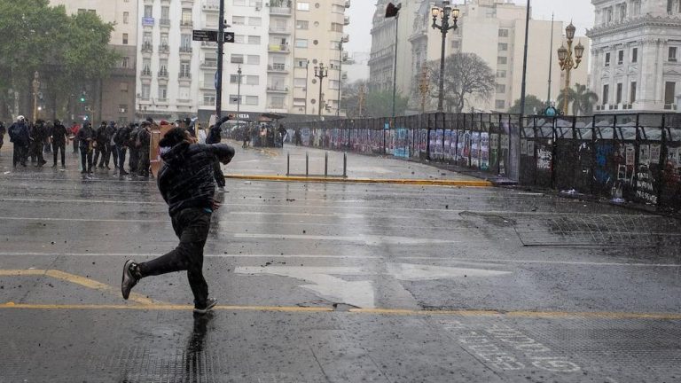 Una sesión caída, una marcha caliente y una tarde de furia