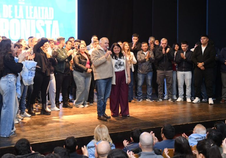 Jaldo junto a los jóvenes del partido en el acto del Día de la Lealtad