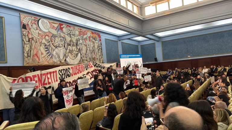 Con Sbdar presente: Escracharon a Lorenzetti en la UBA y suspendieron la apertura del Congreso de Derecho Ambiental