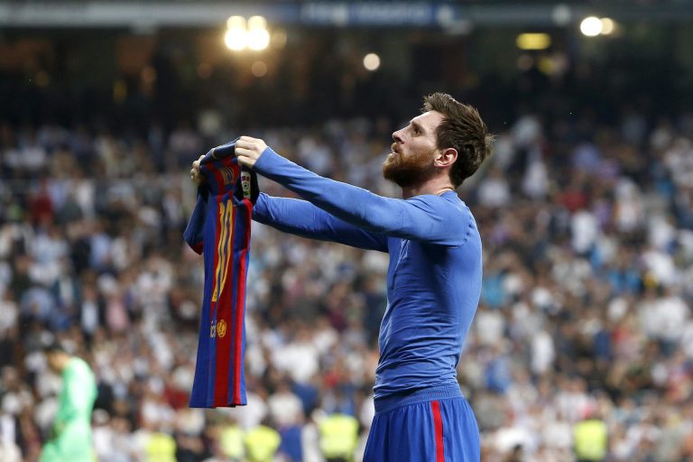 Video: Durante los saqueos en París robaron una camiseta de Messi y la cinta de capitán firmadas en el Barcelona