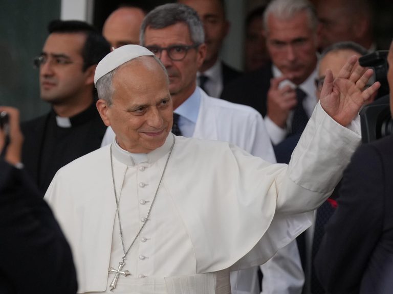 El papa León XIV saluda al abandonar el hospital Gemelli el 17 de octubre de 2026