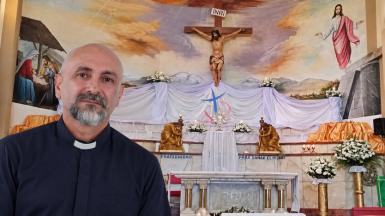 Un sacerdote murió en plena misa en Guayaquil cuando una cruz de madera se desplomó