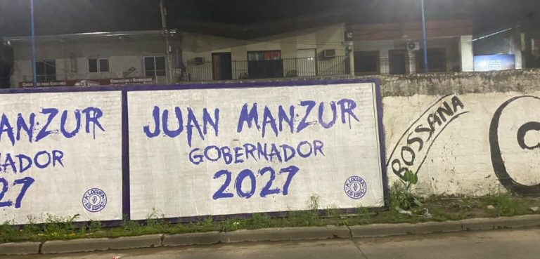 Mientras evita definir si será candidato, aparecieron afiches de Manzur Gobernador 2027