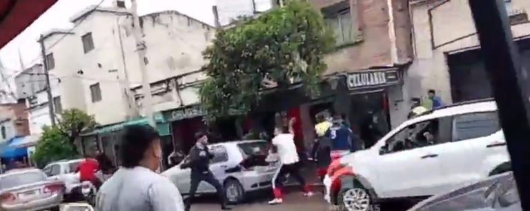 Violenta pelea entre remiseros en El Bajo: golpes y corridas en plena calle