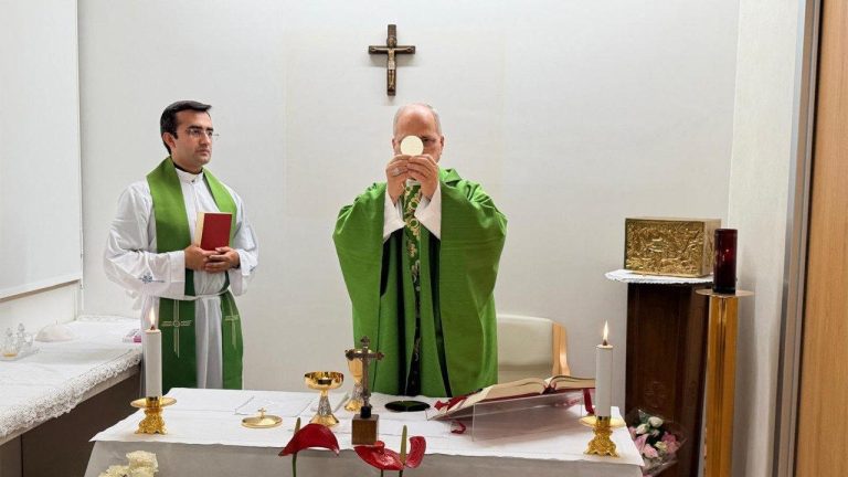 León XIV celebrando misa en el hospital Gemelli