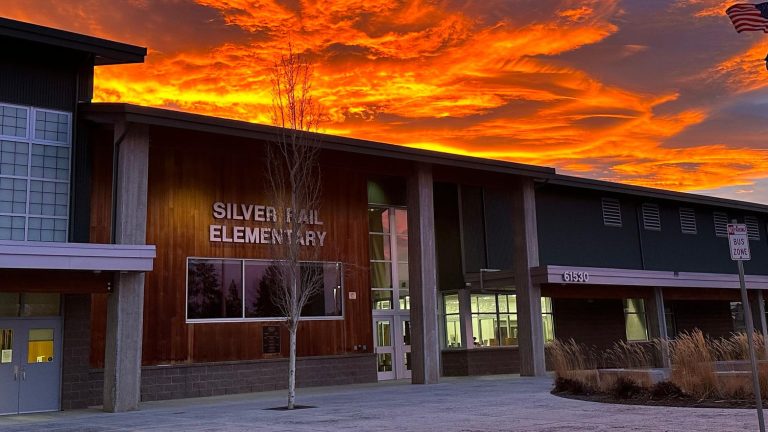 Fachada de la escuela primaria Silver Rail Elementary en Bend, Oregon